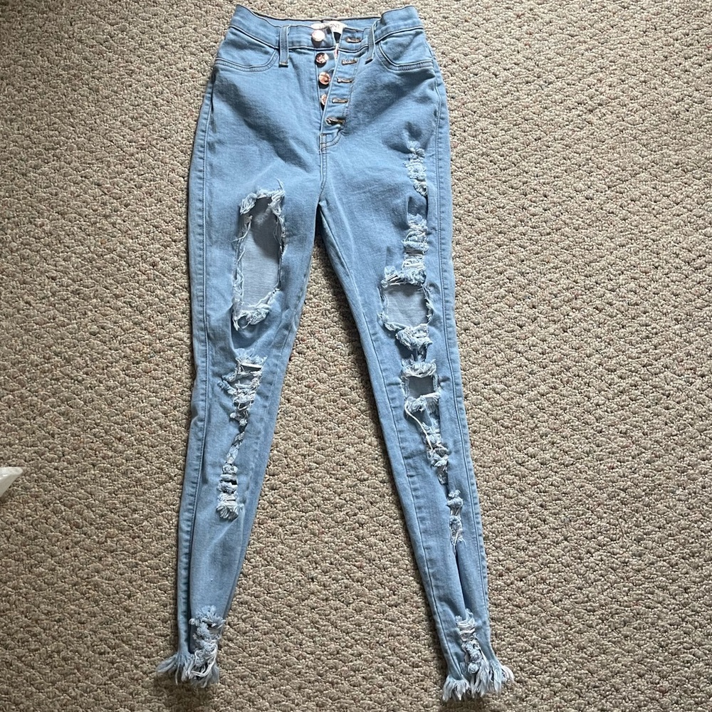 Distressed Lightwash Skinny Jean
